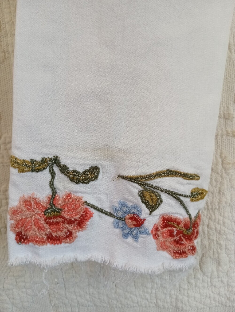 DRIFTWOOD White Cropped Jeans Rose Embroidery Frayed Hem Stretch Summer Floral - Picture 10 of 11